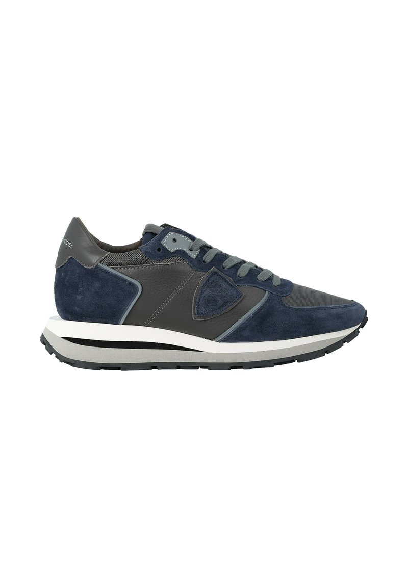 Sneaker blu e grigio con pannelli in suede e pelle, lacci grigi e suola in gomma bianca con battistrada nera.