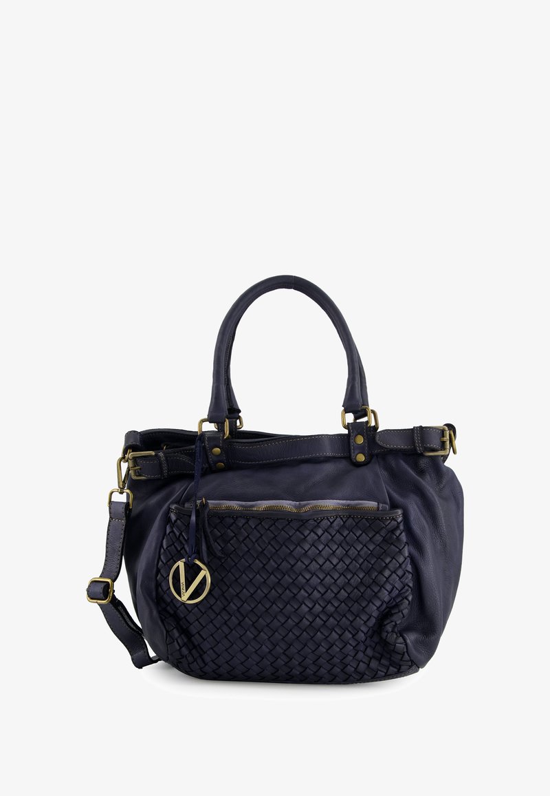 Navyblaue Lederhandtasche mit geflochtenem Vorderfach, mehreren Tragegurten, goldfarbenen Beschlägen und Reißverschlussfach. Glatte Textur.