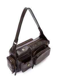 Borsa in pelle marrone con più scomparti con zip, una tracolla regolabile e tasca frontale con chiusura a scatto. Texture liscia con finitura lucida.