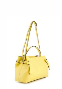 Gelber Lederhandtasche mit strukturierter Form, doppelten Tragegriffen und einem längeren, verstellbaren Riemen. Verfügt über geknotete Akzente und eine strukturierte Oberfläche.