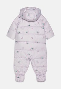 Piepūsts bērnu snowsuit gaiši lavandas krāsā ar ziedu izšuvumu. Iekļauj kapuci, elastīgas aproces un zābaciņus papildu siltumam.