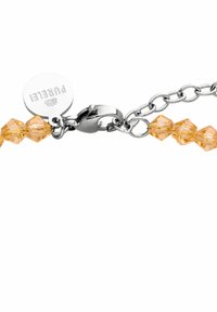 Facet geslepen amberkleurige glazen kralen verbonden door een zilveren ketting, met een kreeftsluitingen en een ronde metalen tag met de merknaam.