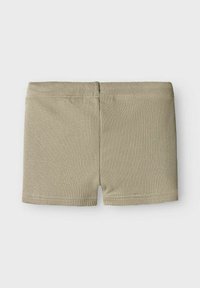 Kaki ribbade bomullsshorts med elastisk midja, med en mjuk textur och kort längd. Inga ytterligare mönster eller accenter synliga.
