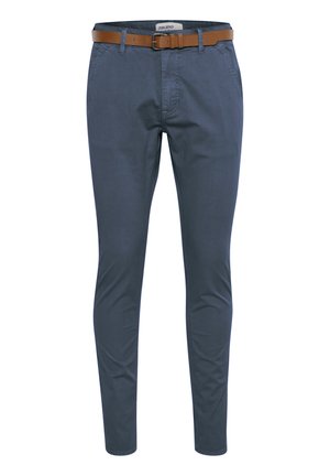 Tamsiai mėlyni liesi chinos kelnės, pagamintos iš medvilnės, su lygiu paviršiumi. Į komplektą įeina rudos odos diržas, priekinės kišenės ir užtrauktukas.