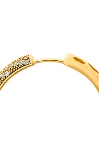 Orecchini a cerchio in oro con superficie texturizzata e piccole pietre trasparenti incastonate in un design curvo. Finitura lucida, bordi lisci.