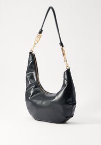 Saco hobo de couro preto com forma curva, detalhes em metal dourado e fecho com zíper. Textura suave e uma alça única para o ombro.