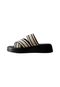 Platform slippers met beige en zwarte gestreepte stoffen banden, voorzien van een gladde zwarte zool en een open teen ontwerp.
