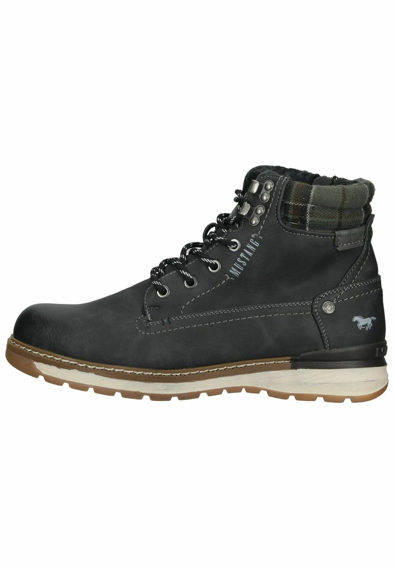 Bottines en cuir noir avec un revers à carreaux, œillets en métal et semelle en caoutchouc contrastante ; comportent des coutures blanches et un détail de logo.