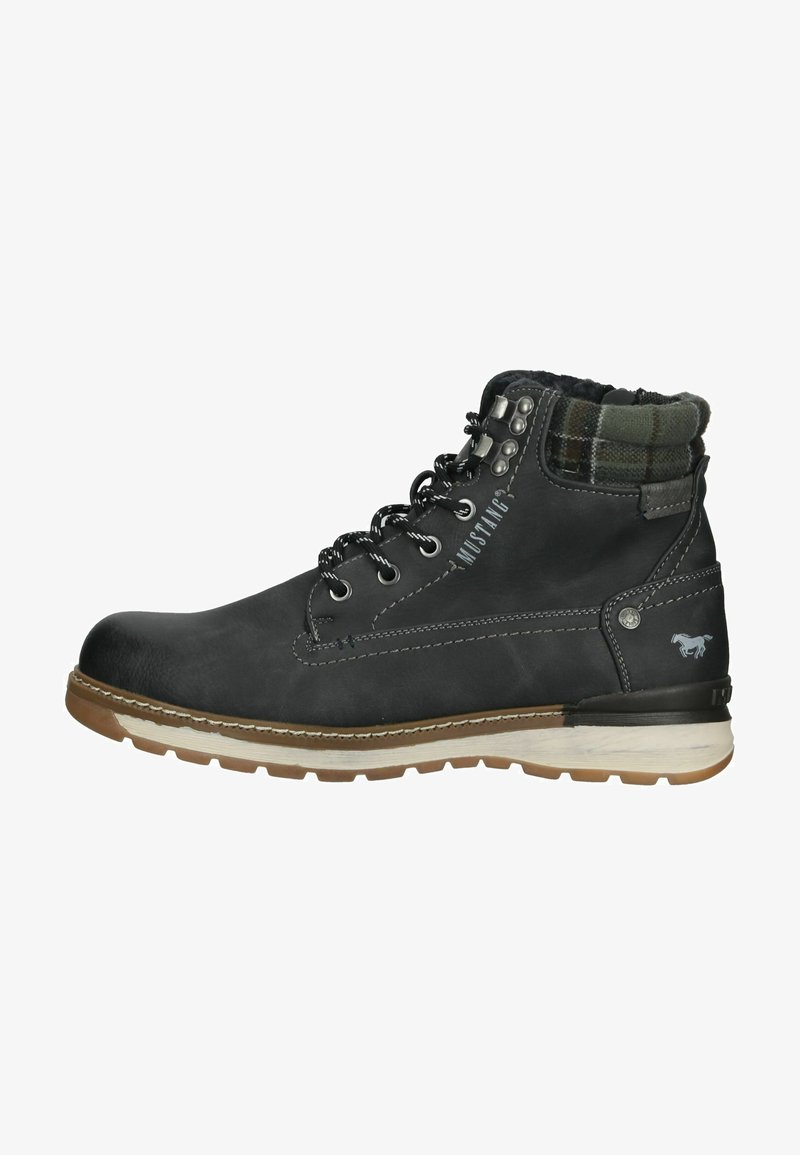 Schwarze Leder-Stiefelette mit einem Karo-Bündchen, metallischen Ösen und einer kontrastierenden Gummisohle; verfügt über weiße Nähte und ein Logodetail.