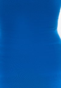 Prenda ajustada azul hecha de tejido suave, que muestra un color sólido con una textura uniforme y sin patrones o adornos visibles.
