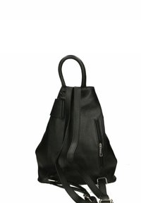 Mochila negra de cuero con superficie texturizada, bolsillo con cremallera lateral, correas de hombro dobles y un asa superior para llevar.