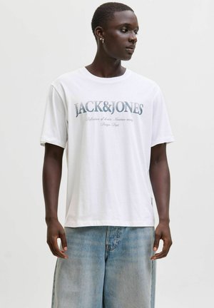 Witte katoenen T-shirt met een grijze afbeelding en de tekst "JACK & JONES". Losse pasvorm met korte mouwen en een subtiele textuur.