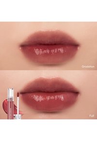 Produit à lèvres affichant deux styles : dégradé et couvrant. Les lèvres présentent une finition brillante dans une douce teinte rosée brune. Comprend un applicateur et un emballage.