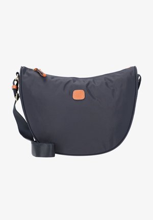 Schwarze Nylon-Crossbody-Tasche mit einer geschwungenen Form, braunen Lederakzenten und einem abnehmbaren Trageriemen. Reißverschlussverschluss an der Oberseite.