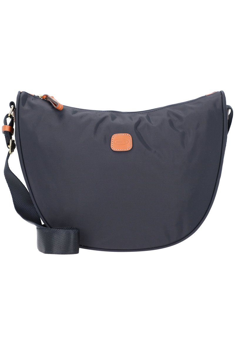 Borsa a tracolla nera in nylon con design curvo, dettagli in pelle marrone e tracolla removibile. Chiusura con zip nella parte superiore.