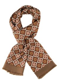 Écharpe en soie avec motif géométrique carré dans des tons marron, orange et beige, ornée de bords frangés et nouée en un nœud lâche.