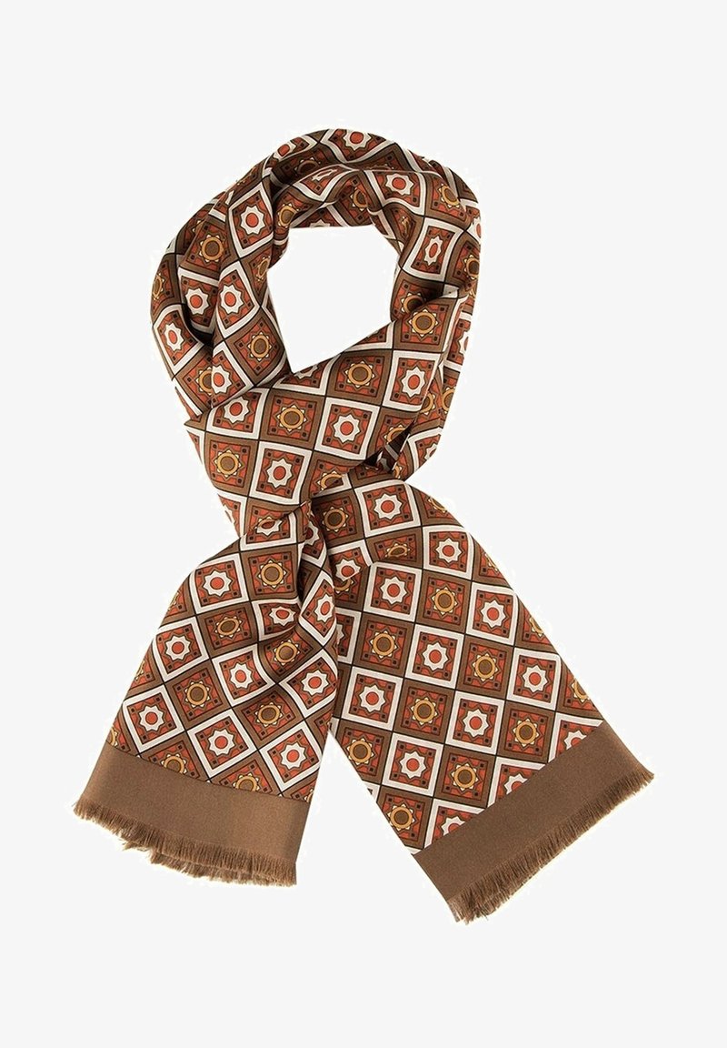 Écharpe en soie avec motif géométrique carré dans des tons marron, orange et beige, ornée de bords frangés et nouée en un nœud lâche.