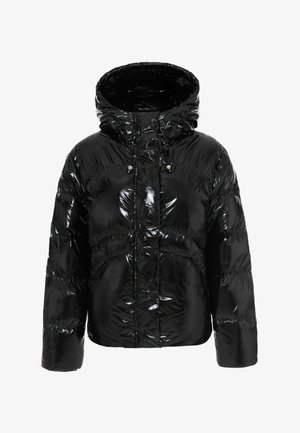 Crna puf jakna napravljena od sjajnog materijala, sa kapuljačom, prednjim zatvaranjem i rastezljivim manžetama sa ćelijastim uzorkom.