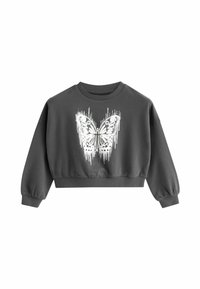 Afkortet sweatshirt i mørkegrå med et stort hvidt sommerfuglegrafik. Materialet ser blødt ud med ribbede manchetter og kant.