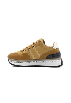 Bruine sneaker met een mix van leer en stof. Heeft drie decoratieve strepen, een witte logotab en een dikke zwarte zool met merktekst.