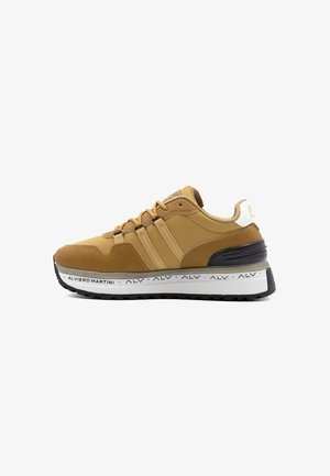 Sneaker marrone con un mix di pelle e tessuto. Presenta tre strisce decorative, un'etichetta bianca con il logo e una suola nera spessa con il testo del marchio.