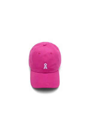 Knallrosa Baseballkappe mit kleinem weißen Schlüsselloch und dem Buchstaben "A"-Logo zentriert auf dem vorderen Panel, dargestellt auf weißem Hintergrund.