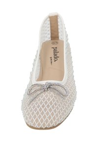 Bailarina blanca de malla con textura de patrón de diamante, que presenta un lazo decorativo con acentos brillantes en la puntera. Talla 37.