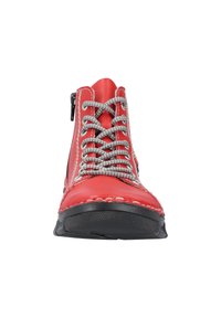 Czerwone skórzane botki za kostkę z srebrnymi sznurówkami i przeszyciami, z bocznym zamkiem błyskawicznym i czarną gumową podeszwą.