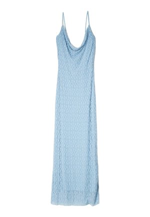 Lyseblå, ærmeløs kjole med en draperet halsudskæring, prydet med et blondelignende mønster og en svag, knælang silhuet.