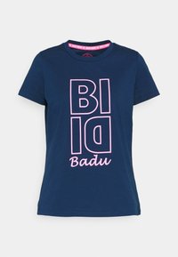Námorně modré bavlněné tričko s výrazným růžovým nápisem: "BID" vertikálně a "Badu" horizontáln�ě. Klasický kulatý výstřih a krátké rukávy.
