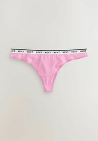 Roze tanga donje rublje izrađeno od mekanog materijala. Ima bijelu elastičnu traku s crnim logotipom "NEXT". Minimalistički dizajn, bez dodatnih uzoraka.