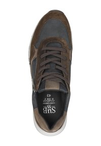 Bruin en grijze sportschoen met suède en mesh texturen, ronde neus, vetersluiting en een contrasterende witte rubberen zool. Maat 43.