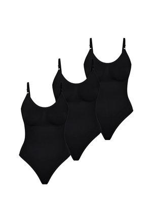 Drie zwarte bodysuits met verstelbare bandjes, gemaakt van ribbelstof, met een gladde, naadloze uitstraling en gematigde bedekking.