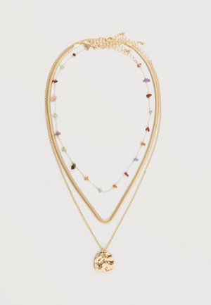 Ensemble de colliers trois couches ton or avec un pendentif texturé, une chaîne lisse et une chaîne délicate à perles avec des pierres multicolores.