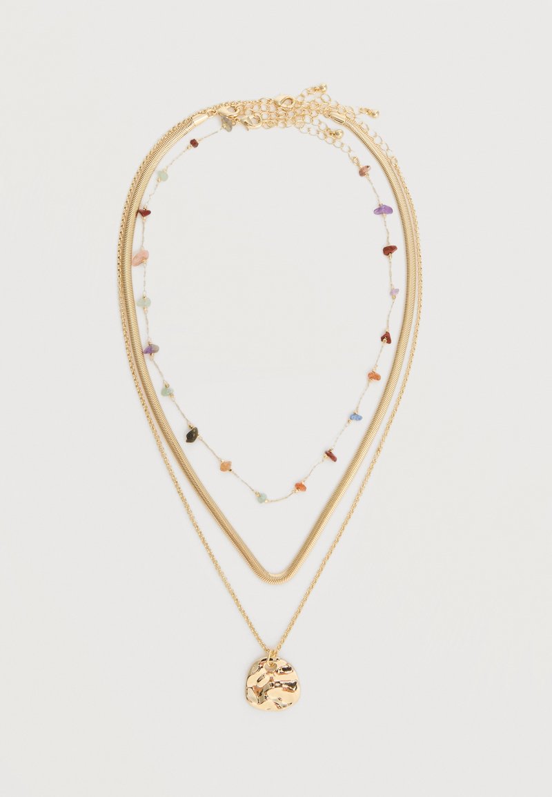 Σετ κολιέ με τρία στρώματα σε χρυσό τόνο με υφασμένο μενταγιόν, ομαλή αλυσίδα και λεπτή αλυσίδα με πολύχρωμες πέτρες.