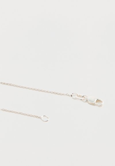 Ασημένια αλυσίδα κολιέ με λεπτούς κρίκους, κούμπωμα και μικρό βρόχο στη μία άκρη. Λείος υφασμάτινος με γυαλιστερή φινίρισμα.