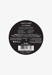 Losse poeder in een ronde zwarte verpakking. Heeft witte en gekleurde tekst met productdetails en een streepjescode. Inclusief veganistisch symbool.