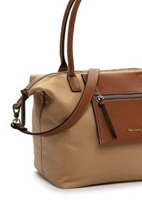 Borsa in nylon tan con dettagli e rifiniture in pelle marrone. Presenta doppi manici, una tracolla removibile e una tasca con zip sulla parte frontale.
