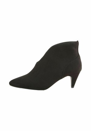 Juodas zomšos kulkšninis botas su smailiu pirštu ir žemu kitten kulnu, šoninis vaizdas ant balto fono.