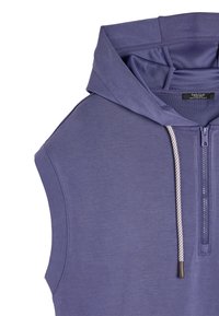 Bezrękawnik w kolorze fioletowym z zamkiem z przodu i białym sznurkiem do ściągania, ukazujący złożony kaptur oraz widoczny wewnętrzny metkę na szyi.