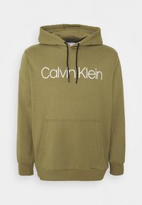 Sudadera verde oliva con bolsillo delantero, cordones ajustables negros y la marca "Calvin Klein" en blanco en el pecho. Tejido suave con puños de canalé.