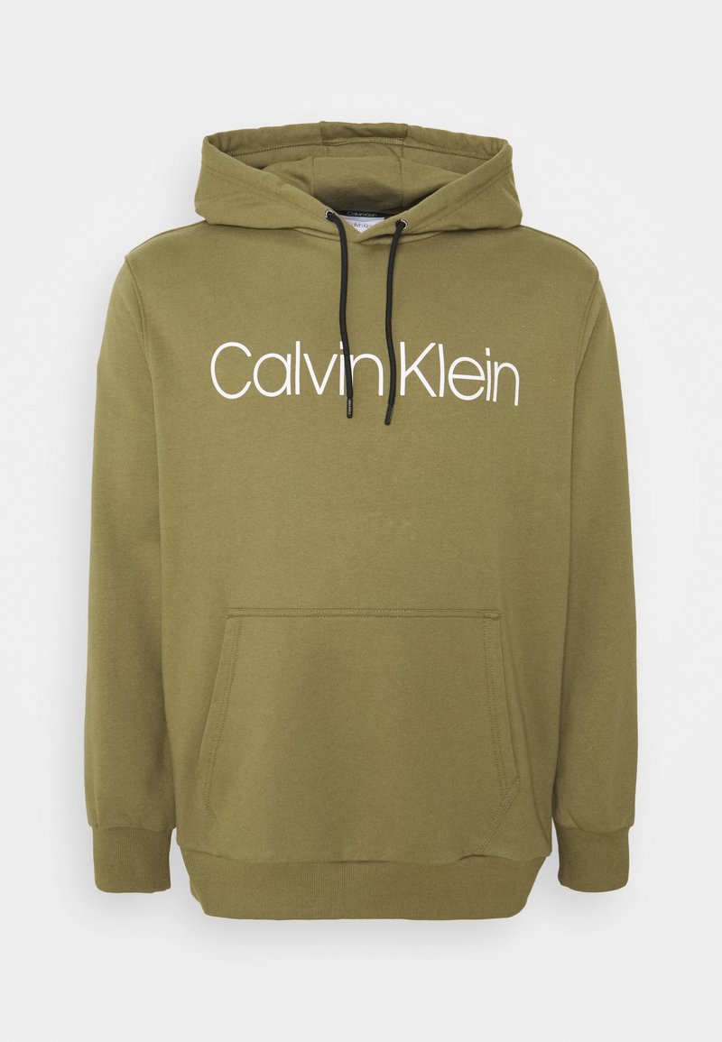 Oliivinvihreä huppari etutaskulla, säädettävillä mustilla nyöreillä ja valkoisella "Calvin Klein" -brändäyksellä rinnassa. Pehmeä kangas ja ribbireunat hihansuissa.