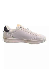 Sneaker bianco con tomaia in materiale sintetico liscio, punta rotonda e stringhe tonali. Presenta un dettaglio blu navy sul tallone e una suola in gomma strutturata.