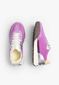 Baskets de sport violettes et argentées en cuir suédé et en mesh, semelle extérieure en caoutchouc texturé, et lacets blancs. Accents jaunes près du talon.