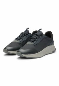 Scarpe sportive nere con tomaia in rete, suola in gomma, dettagli testurizzati e punta rinforzata, dotate di lacci e di una soletta intermedia grigia.