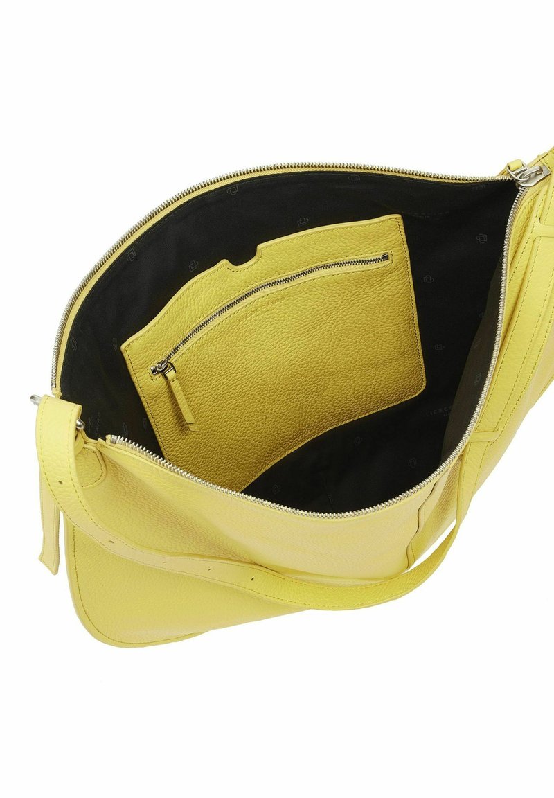 Gelbe Lederhandtasche mit strukturierter Oberfläche, Reißverschlussoberseite und einem schwarzen Innenraum mit einer kleinen Reißverschlusstasche.