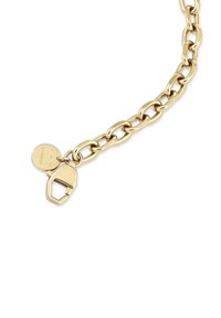 Segmento di collana in oro massiccio con anelli ovali, caratterizzato da una grande chiusura e un piccolo tag rotondo inciso.