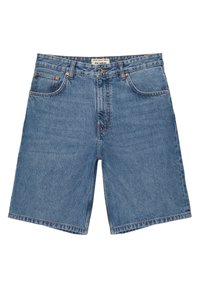 Shorts en denim bleu clair avec une coupe décontractée, dotés de cinq poches, passes-belt et couture contrastée. Le tissu a une texture lisse.
