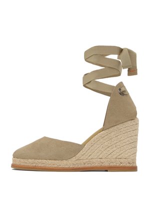 Beiger Wildleder-Keil-Espadrille-Schuh mit geflochtener Juteplattform und einem Band zum Umwickeln des Knöchels.