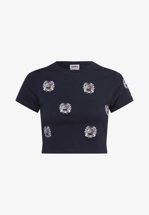 T-shirt coupé bleu marine en coton avec un col rond. Présente plusieurs emblèmes brodés en blanc et rouge avec des accents de laurier.